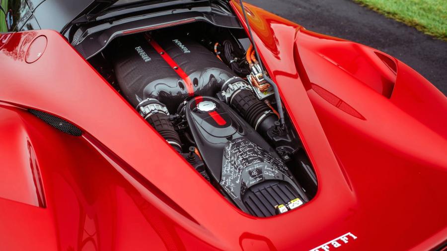 Моторный отсек Ferrari LaFerrari Rosso Fuoco 2014 года  (фото 6 из 26)
